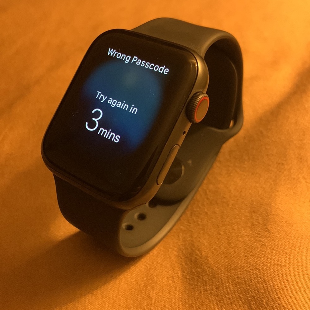 APPLE WATCH SERIES 5 - LIKE NEW - Picture 2 of 7